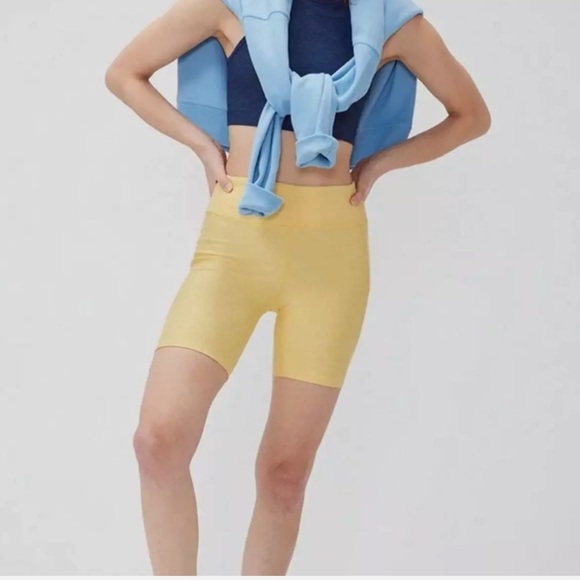 Outdoor Voices Women's Warmup 7" Athletic Shorts Buttermilk Yellow Size: M - Picture 2 of 4